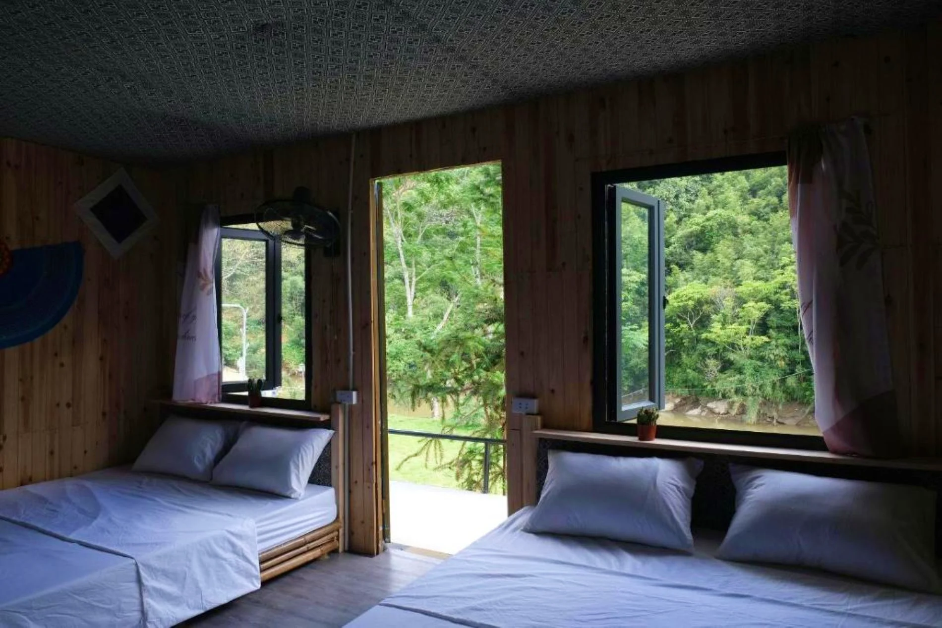 Phòng gia đình tiêu chuẩn 10 giường có phòng tắm riêng